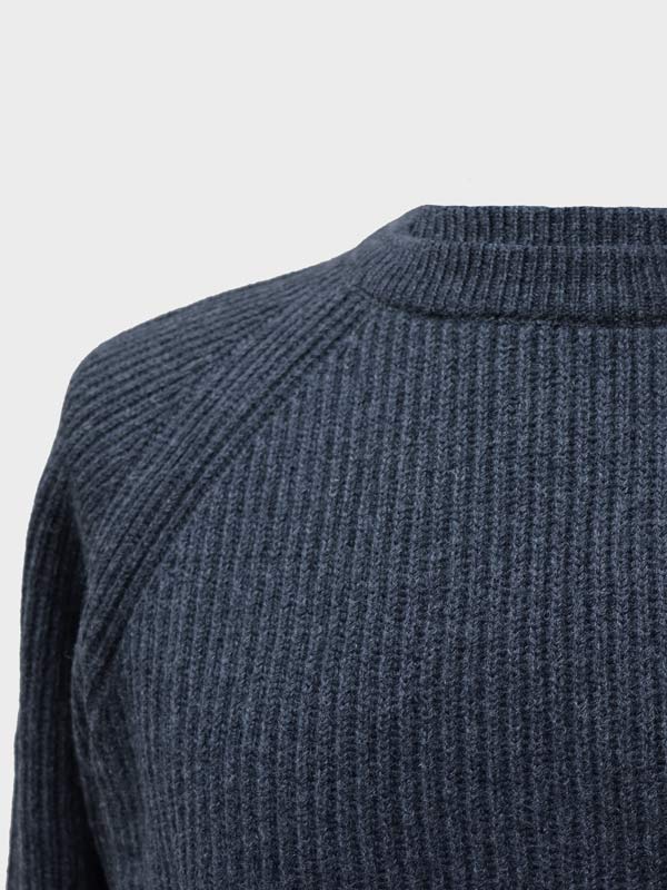 Elbert girocollo in cashmere crow dettaglio scollo Elbert girocollo in cashmere crow dettaglio scollo